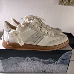 EPT EAST PACIFIC TRADE Santos off white sneakers ortholite sz 9.5 NWT